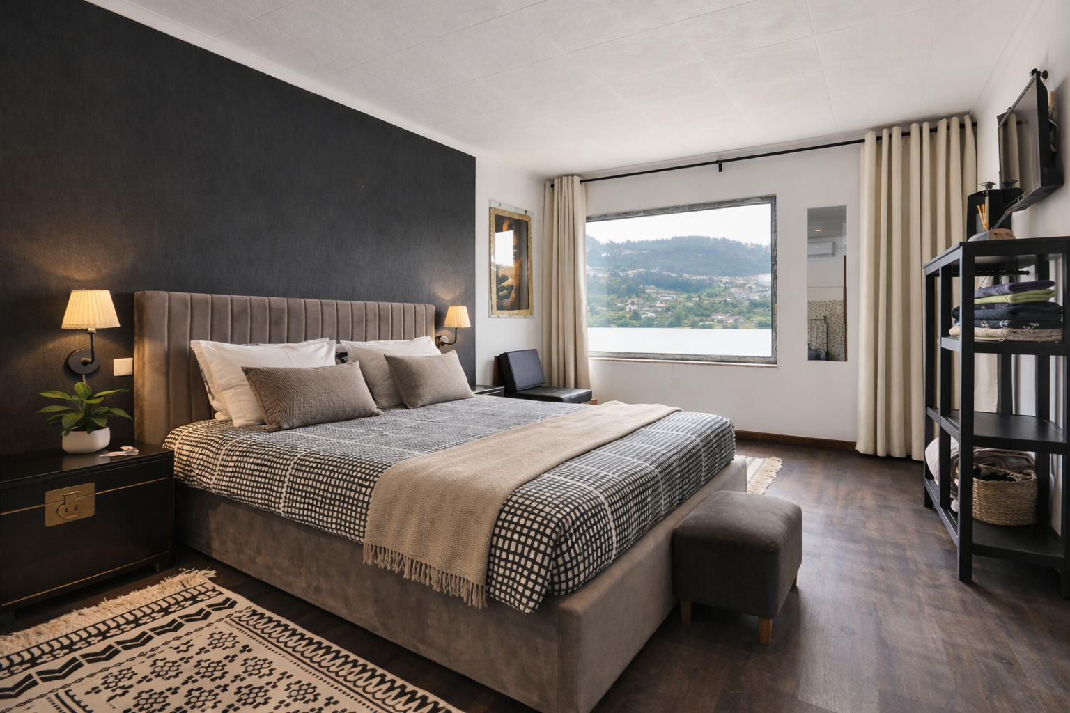 Suíte Andorinha com cama de casal e vista para o rio