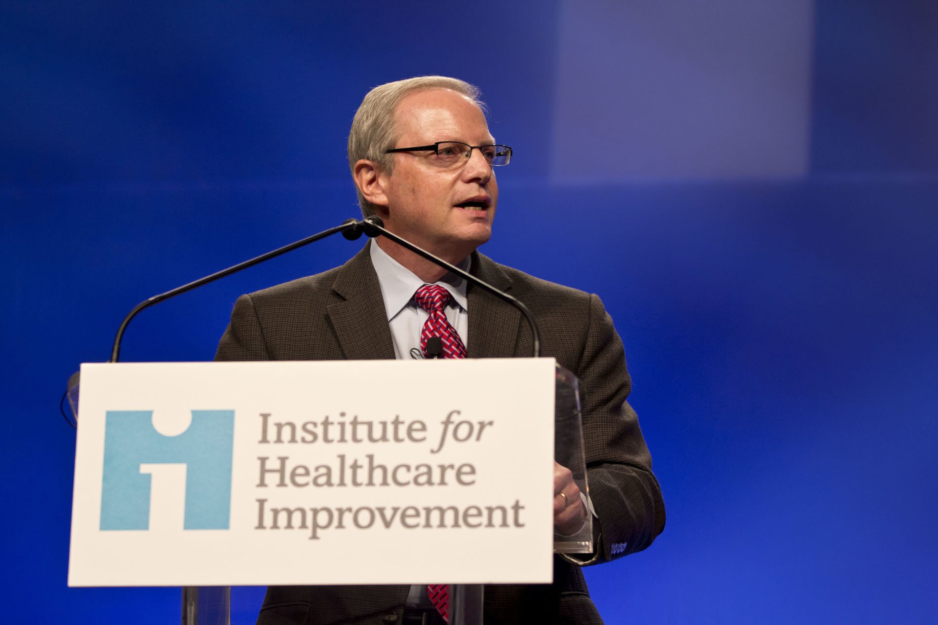 Robert Wachter, MD, speaking from a lectern