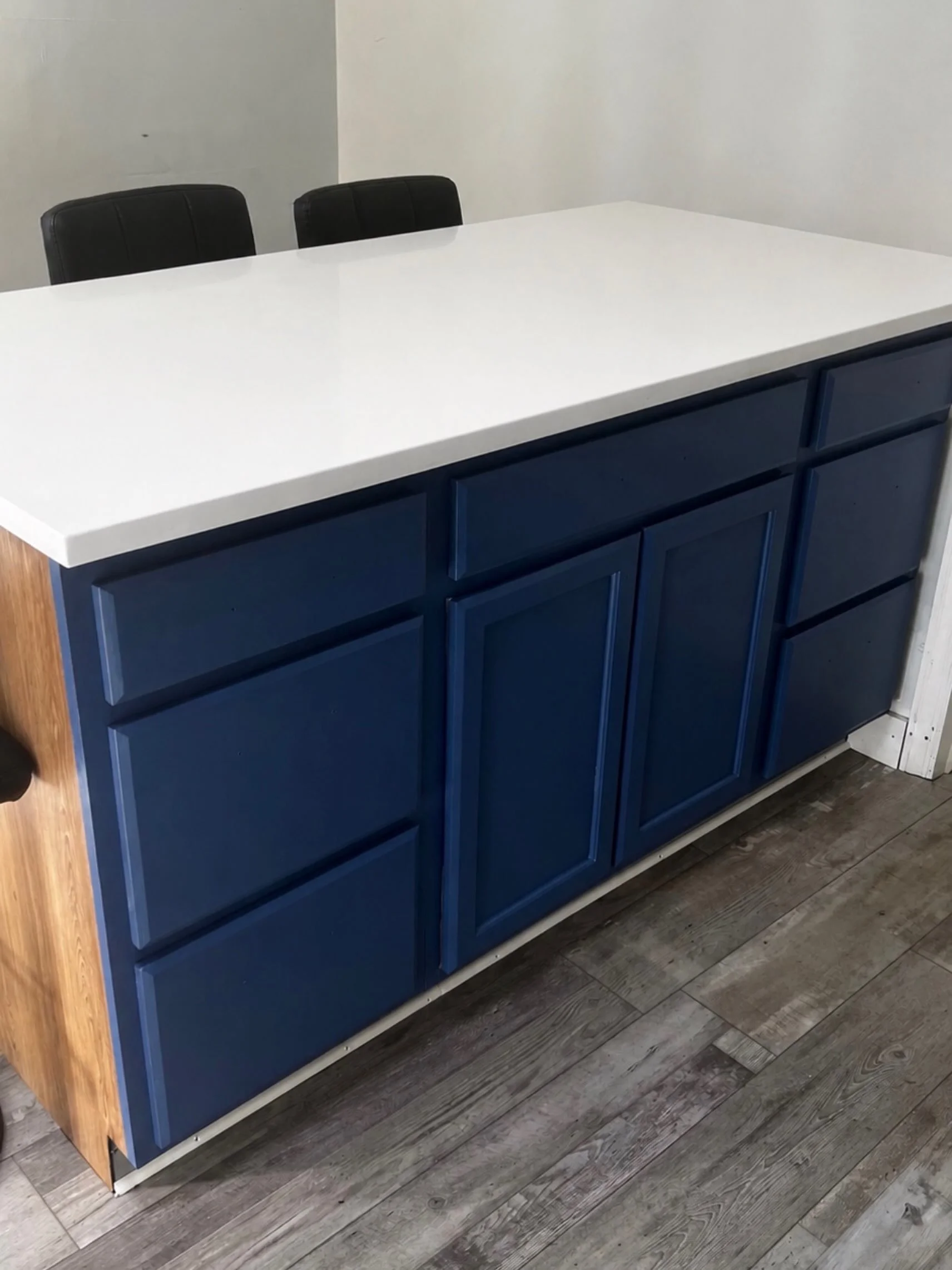 A fresh finish can completely change a kitchen.
Deep navy cabinets paired with a clean white countertop for a modern, high-end look, without the cost of replacing the entire kitchen. Need your kitchen updated? Fix It With Jorge handles cabinet refini