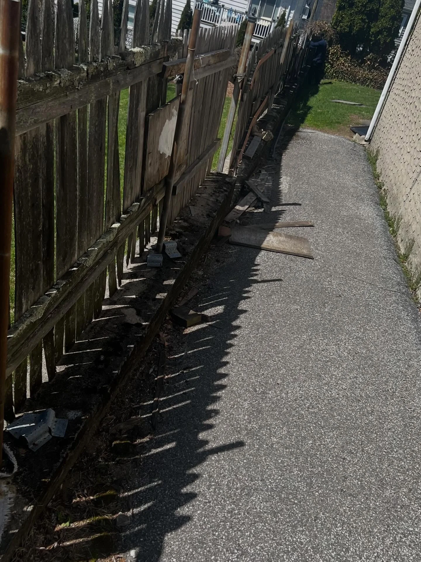 This side yard fence was completely failing, leaning, rotted, and unsafe.
We removed the damaged sections and installed a brand-new pressure-treated wood fence, properly aligned and reinforced for long-term durability.

✔️ Straight, clean lines
✔️ Pr