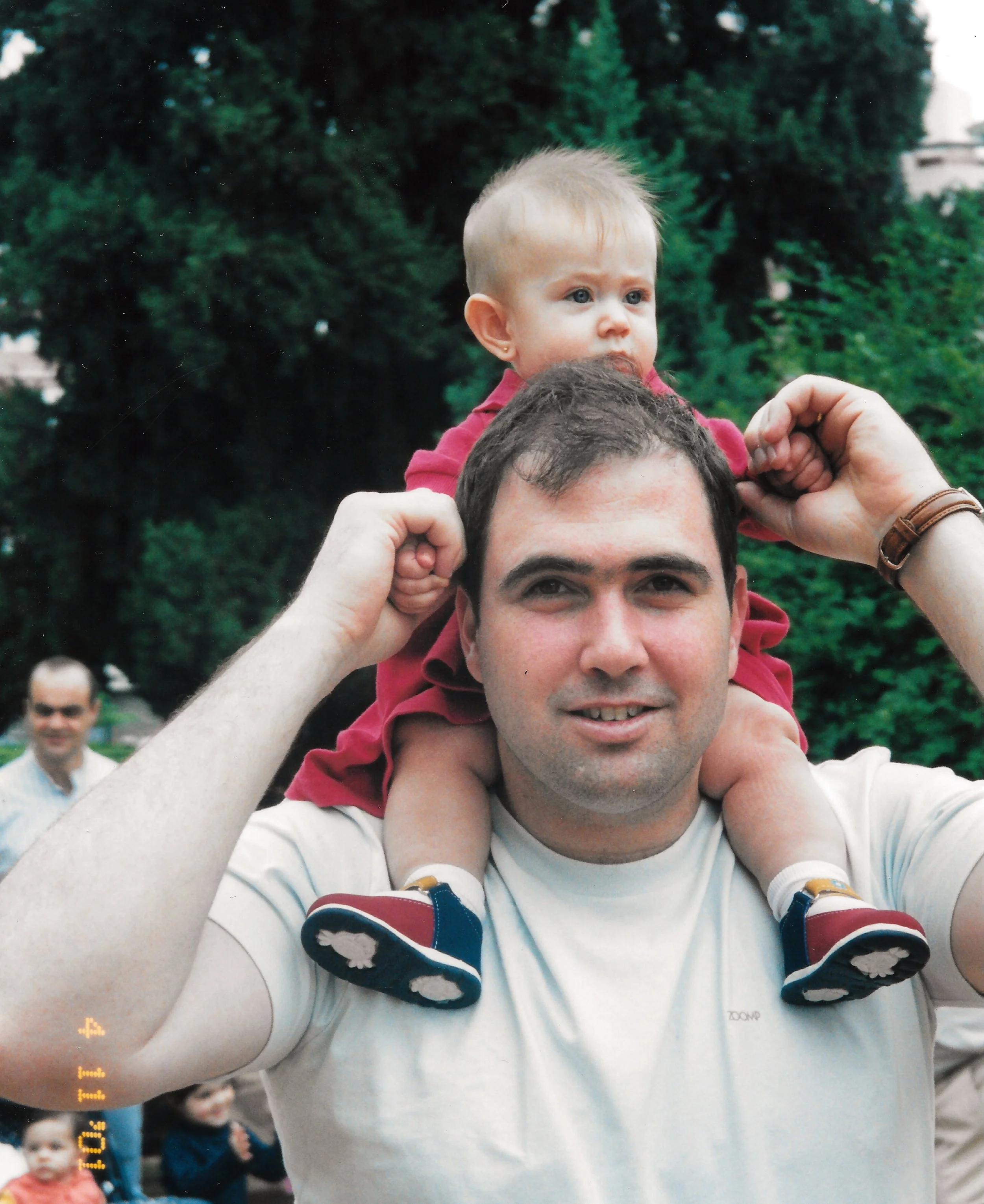 essa sempre vai ser a minha foto favorita

mesmo depois de tantos anos, eu ainda sinto que sempre posso pegar nas suas m&atilde;os (bem grandes) pra enfrentar qualquer coisa! 

feliz dia dos pais, te amo ❤️