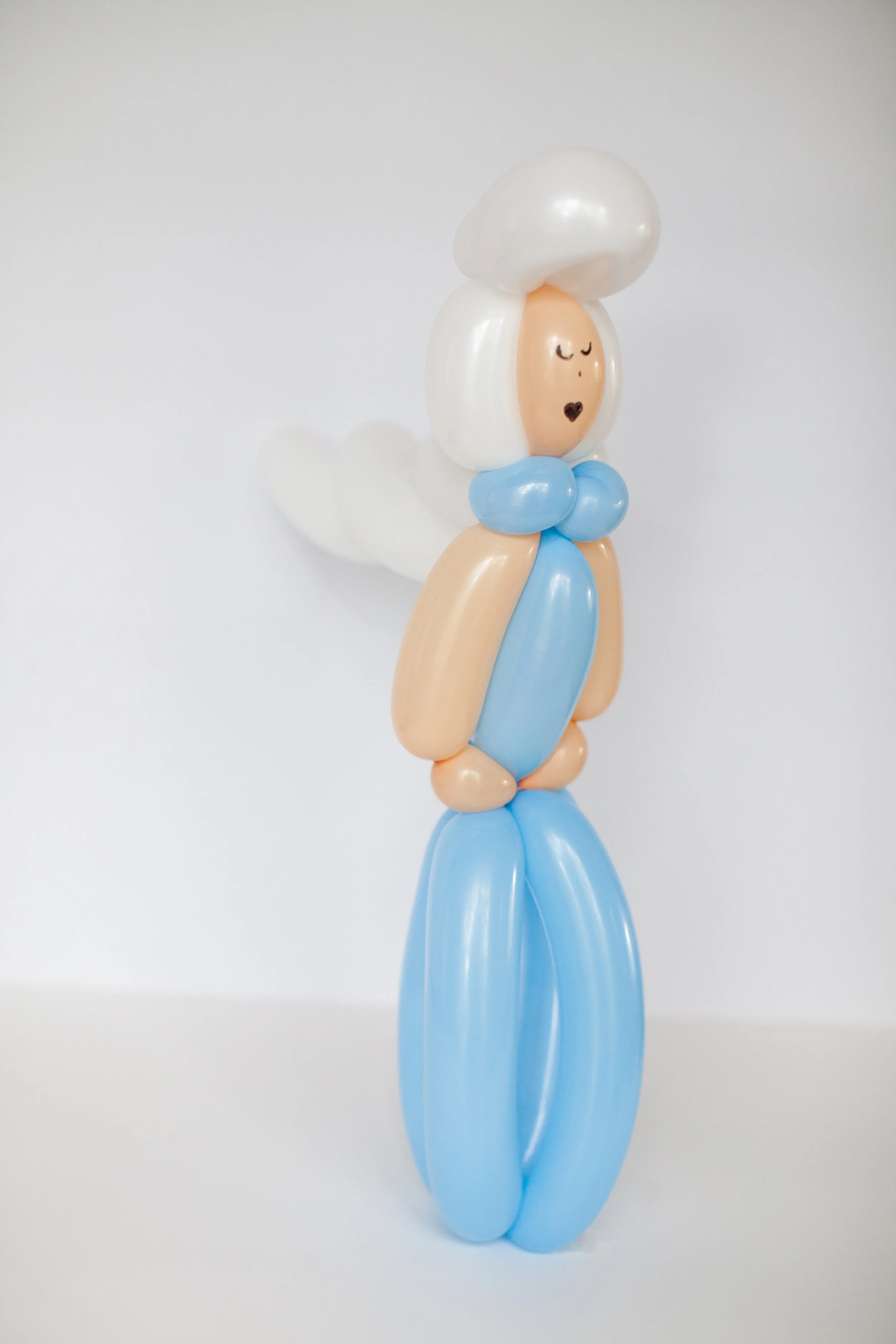 Winter Princess Elsa Frozen balloon twisting example