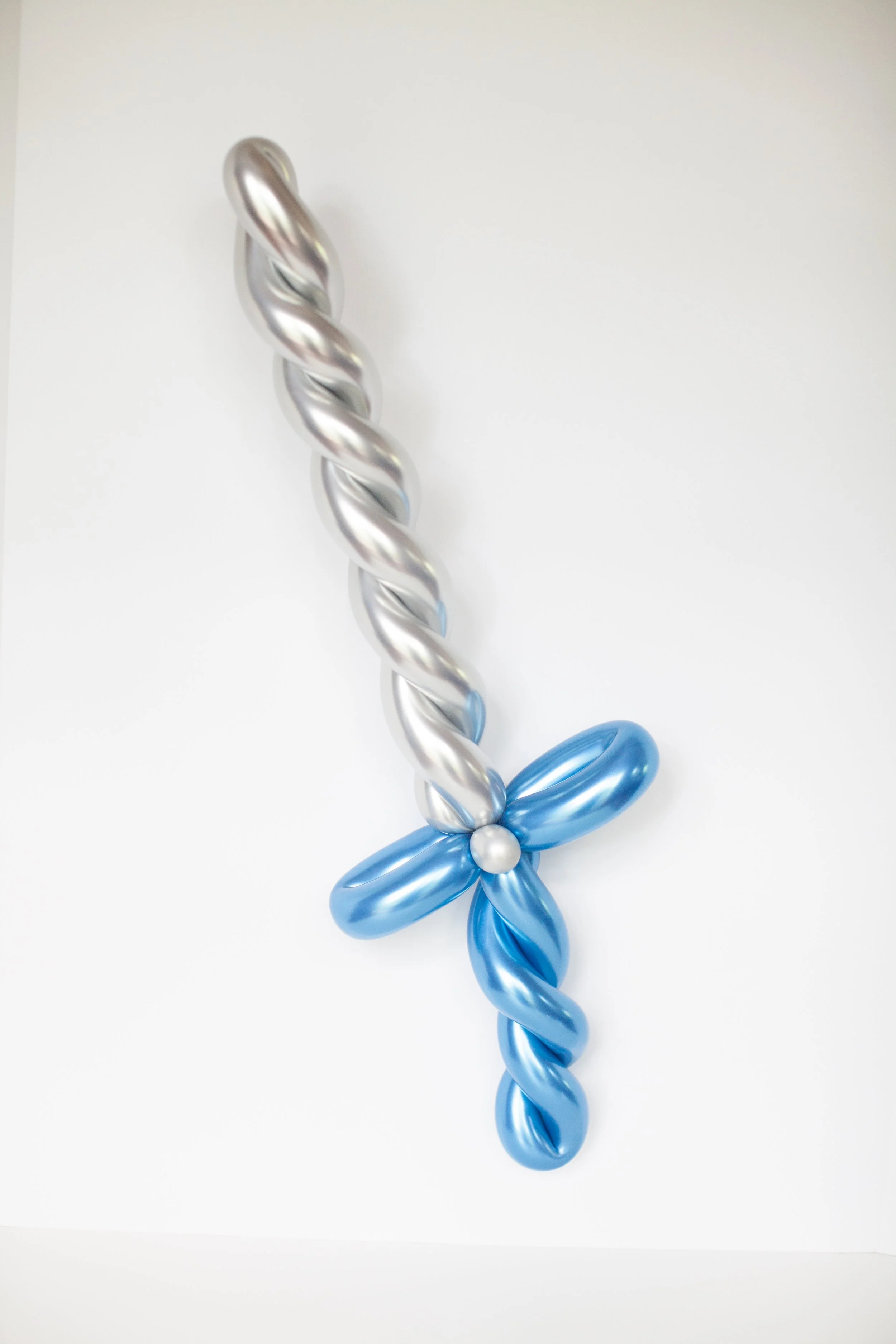 Ice Princess Sword balloon twisting example