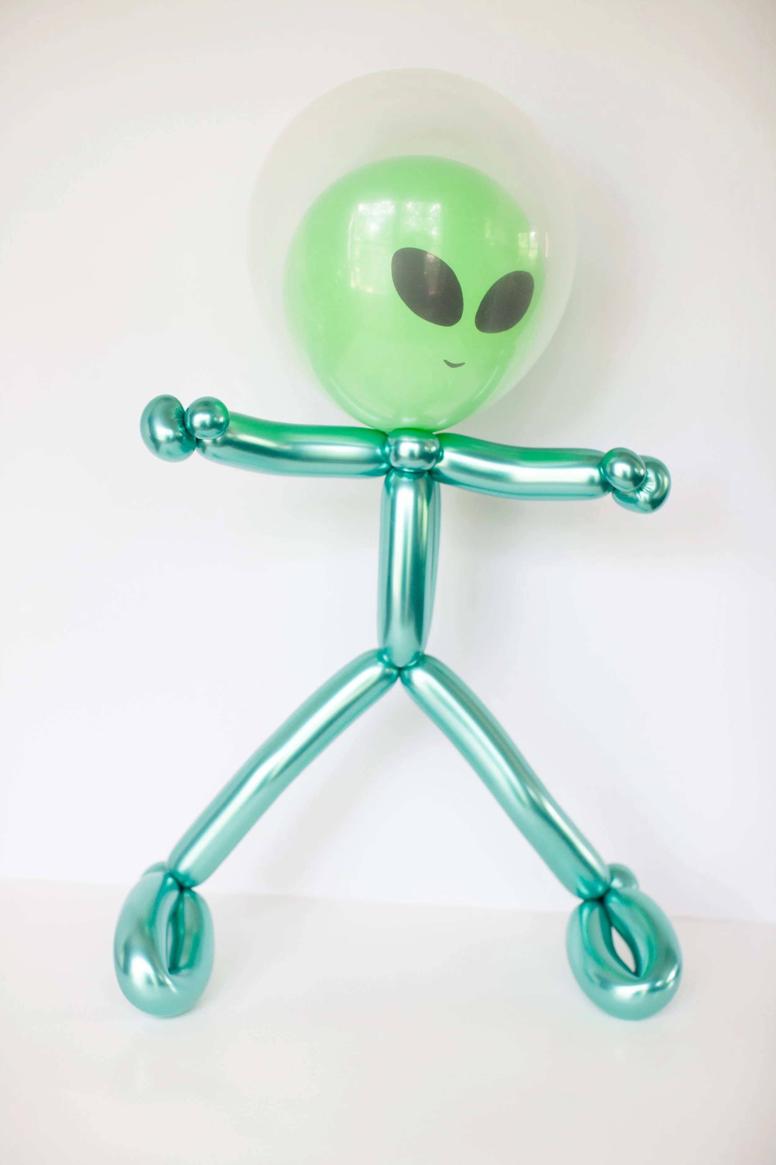 Green Alien balloon twisting example