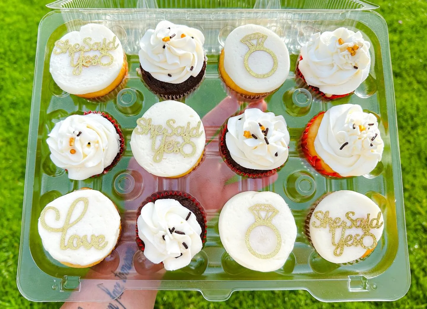 flat topwedding cupcakes.jpg