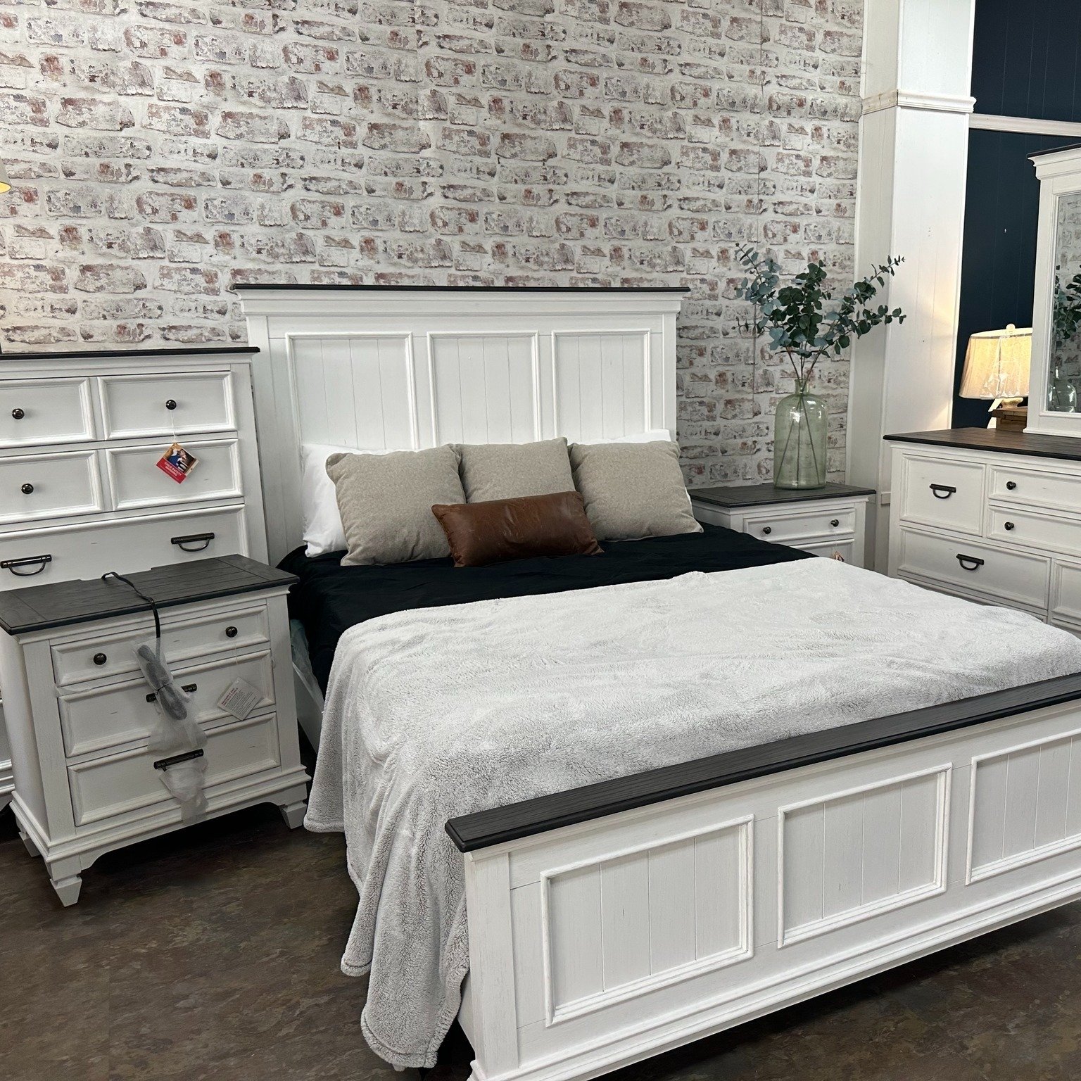 🏡 A fresh home starts with one room.

Maybe it's a new sofa.
Maybe it's a better mattress.
Maybe it's finally replacing those old floors.

Whatever project you've been putting off, we're here to help.

Come explore everything Owen Furniture has to o