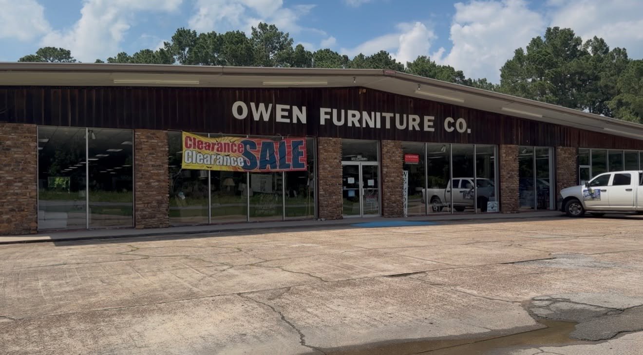🇺🇸 SATURDAY IS A GREAT DAY TO SHOP LOCAL! 🇺🇸

Looking for quality furniture, a better night's sleep, dependable appliances, or beautiful new flooring?

When you shop at Owen Furniture, you're supporting:
❤️ A family-owned business
🇺🇸 American-m