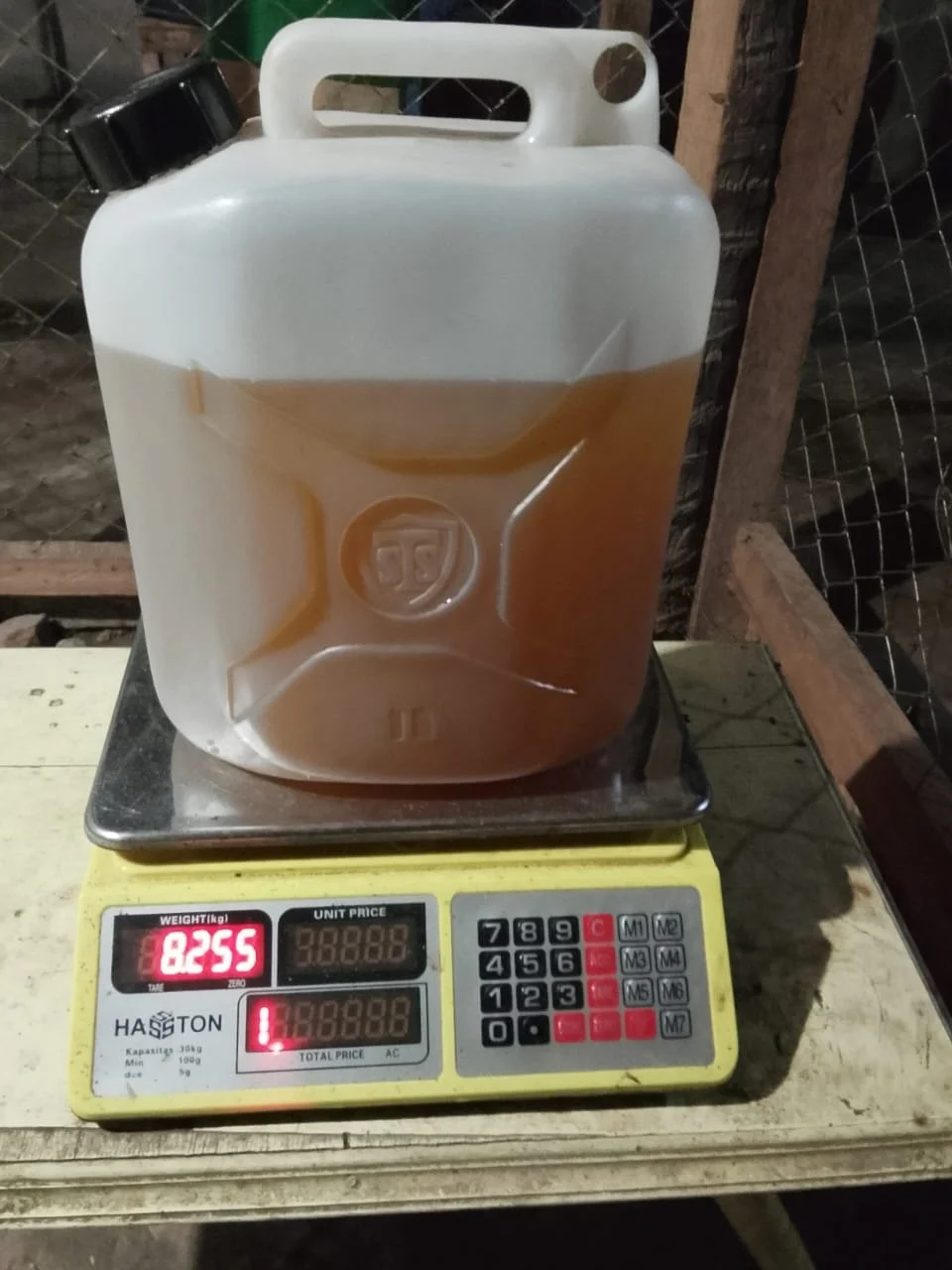 Unit pengiriman Minyak Nilam murni RUMEVA seberat 8,255 kg di atas timbangan untuk memenuhi spesifikasi pesanan mitra industri.