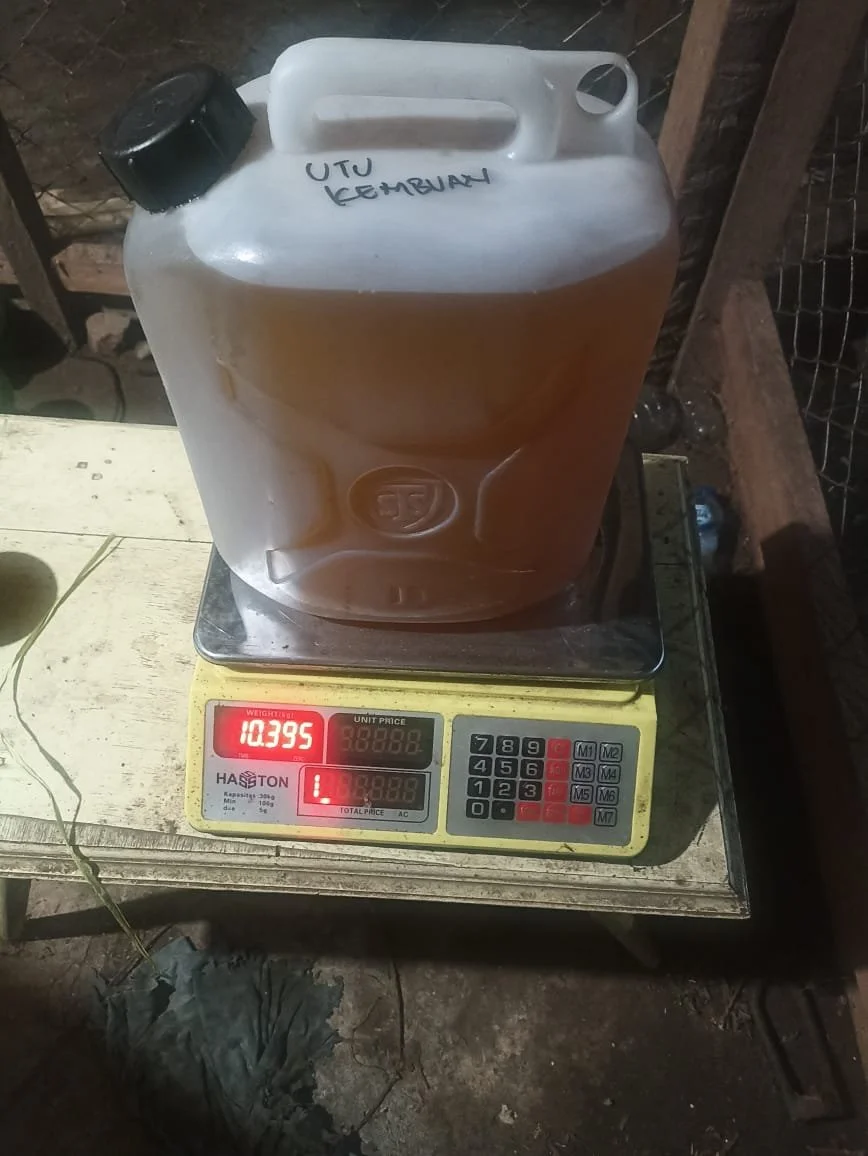 Penimbangan transparan batch produksi 'Utu Kembuan' dengan berat bersih 10,395 kg.