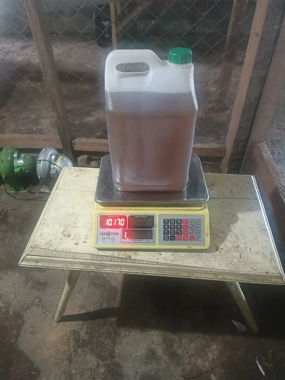 Jerigen berisi 10,170 kg Minyak Nilam murni 100% hasil produksi RUMEVA Minahasa yang siap untuk didistribusikan ke industri.