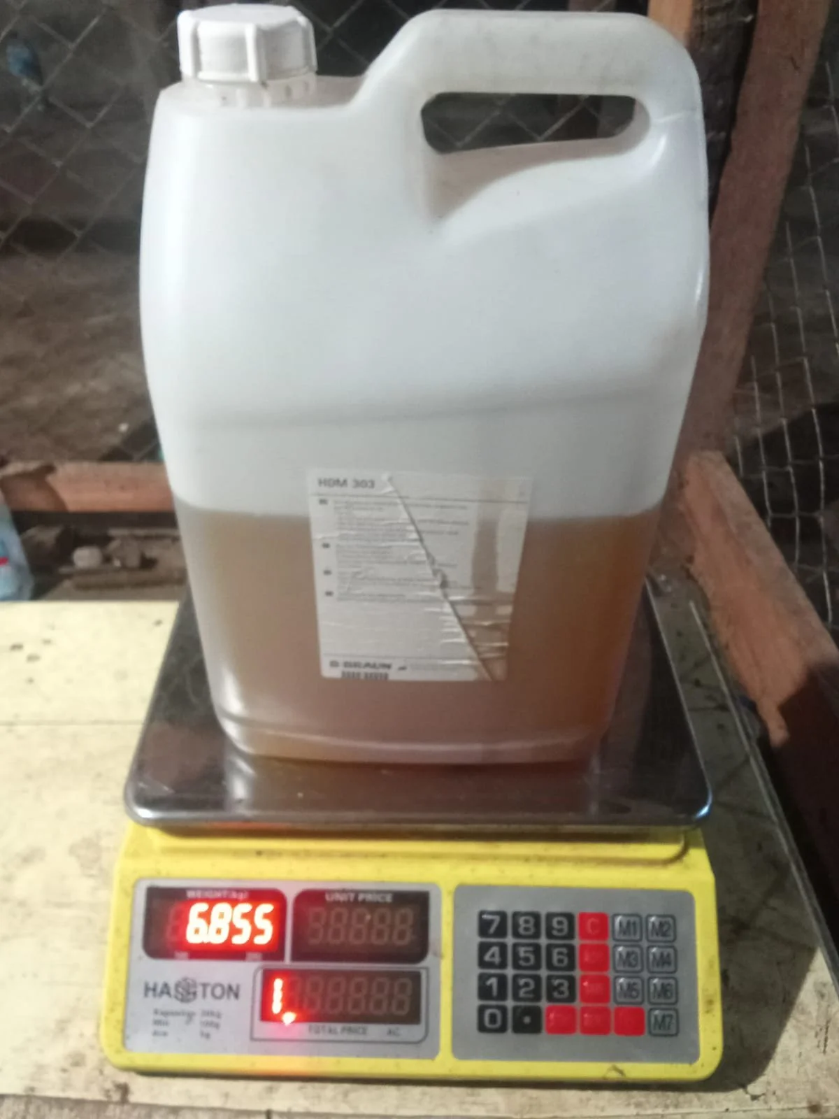 Kontrol volume stok Minyak Nilam murni seberat 6,855 kg pada timbangan digital sebagai bagian dari standar pengepakan ketat RUMEVA.