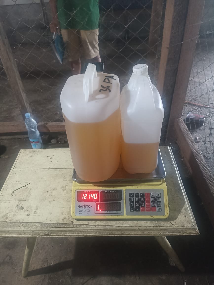 Stok minyak nilam kualitas premium dengan kadar Patchouli Alcohol (PA) 35+, total berat 12,140 kg.