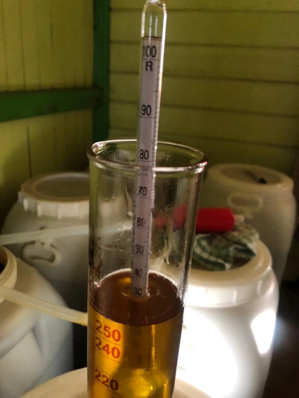 Uji densitas (berat jenis) rutin di laboratorium internal untuk memastikan kemurnian minyak nilam bebas dari bahan campuran.