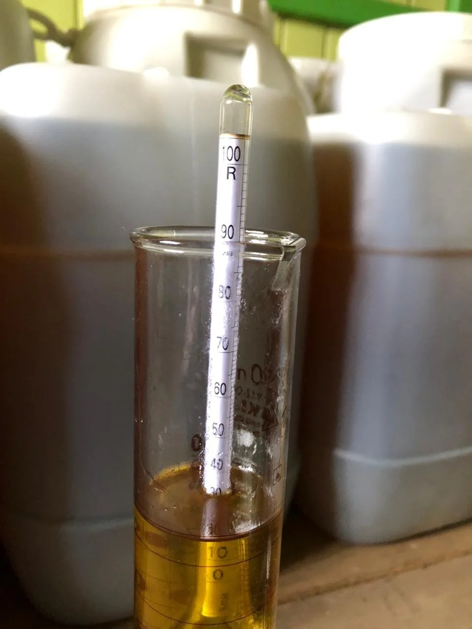 Pengujian densitas minyak nilam murni menggunakan hidrometer di laboratorium RUMEVA.