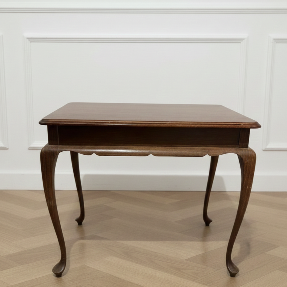 Antieke Bijzettafel met Sierlijk Snijwerk