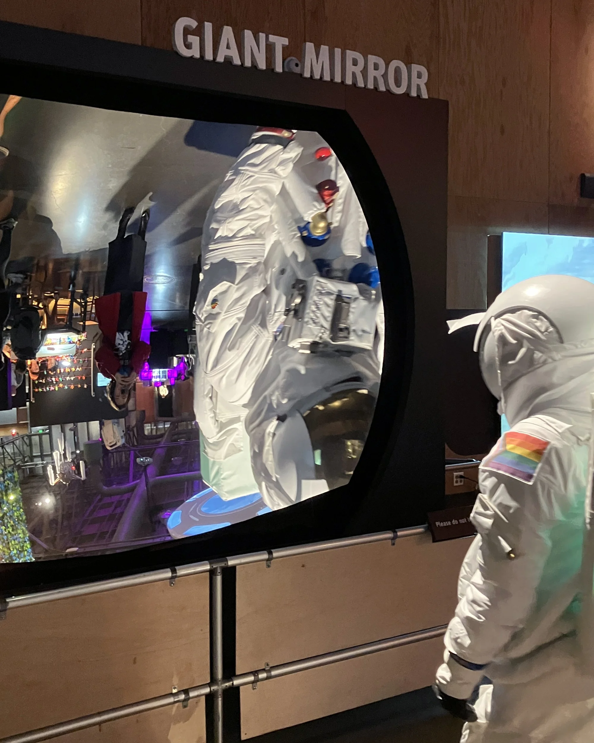 Giant Mirror Spaceman_2000px.jpg
