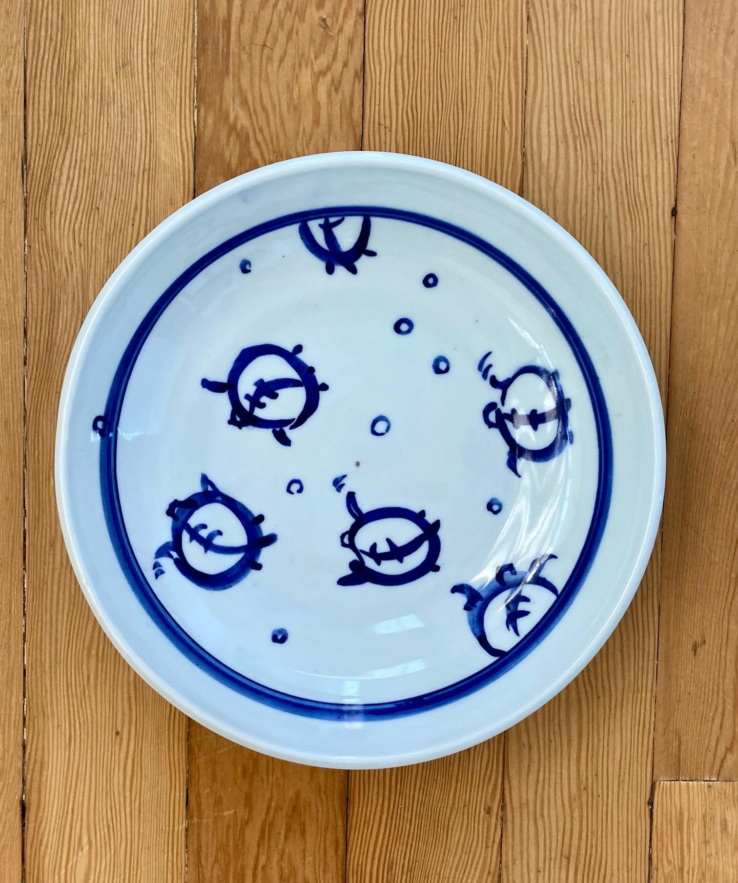 Sea turtle hatchlings.
English porcelain, brush work, gas, cone ten.