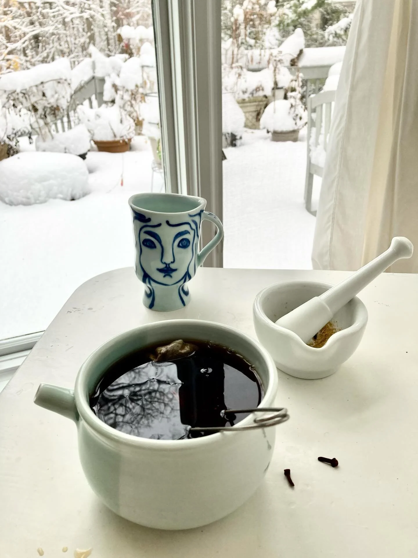 After a joyful snow walk, joyful tea with ground cloves.
English porcelain, brushed design, gas, cone 10.