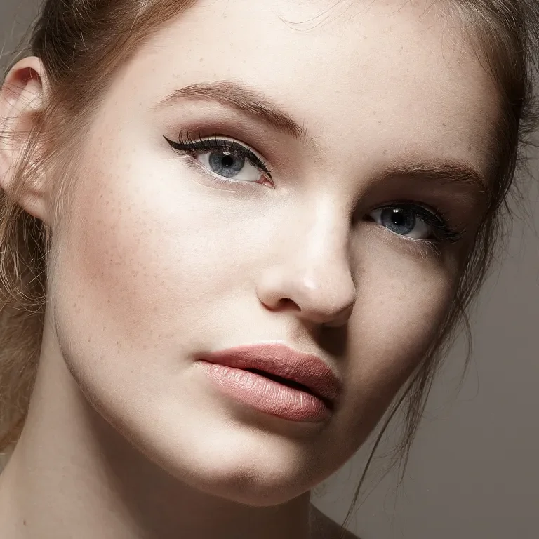 Molly Gay, Eyeliner 1.4