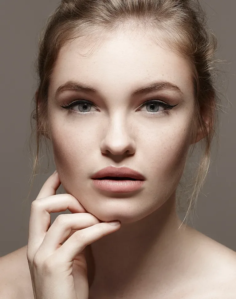 Molly Gay, Eyeliner 1.2