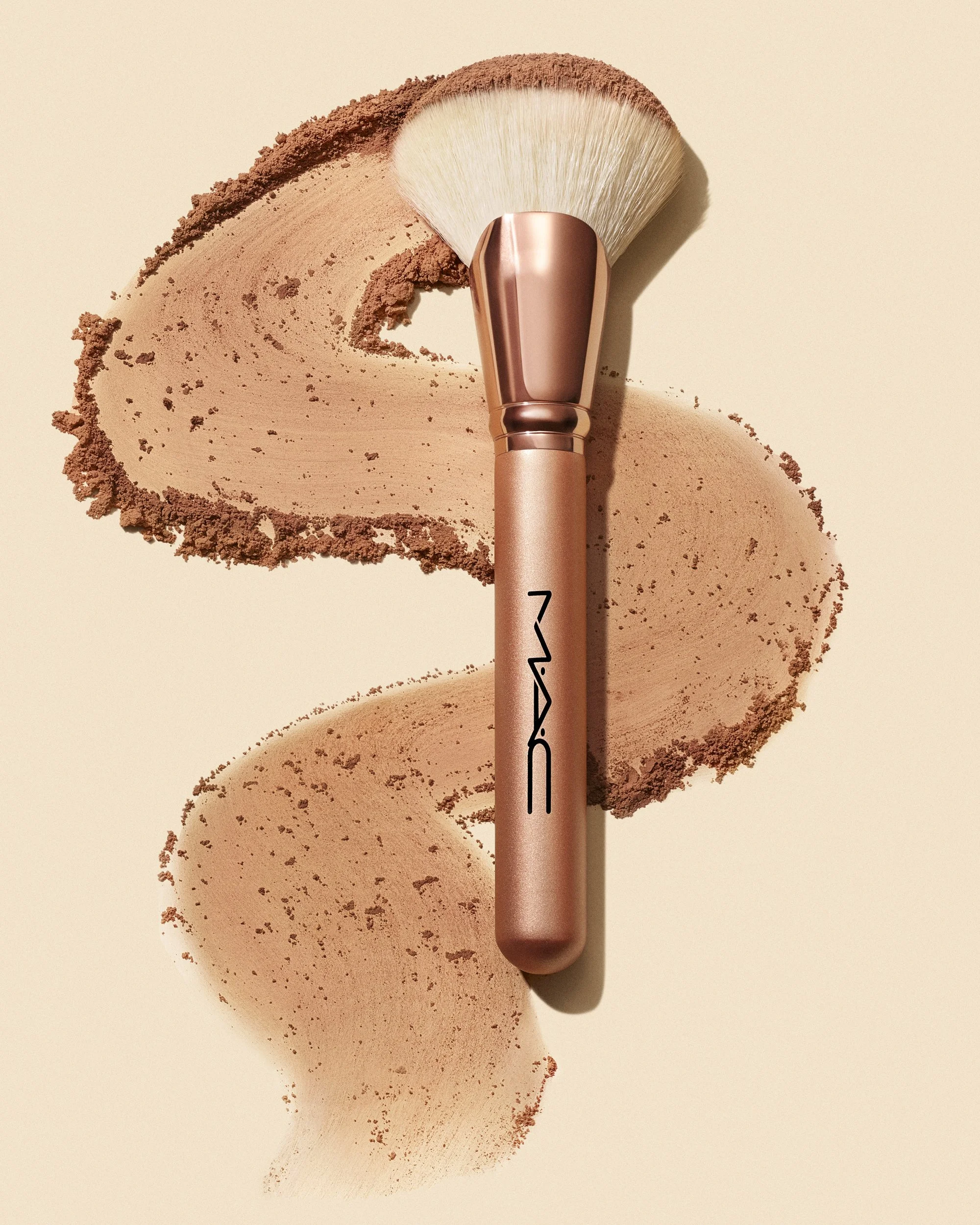 MAC Cosmetics Skinfinish Sunstruck bronzer with makeup brush stroke