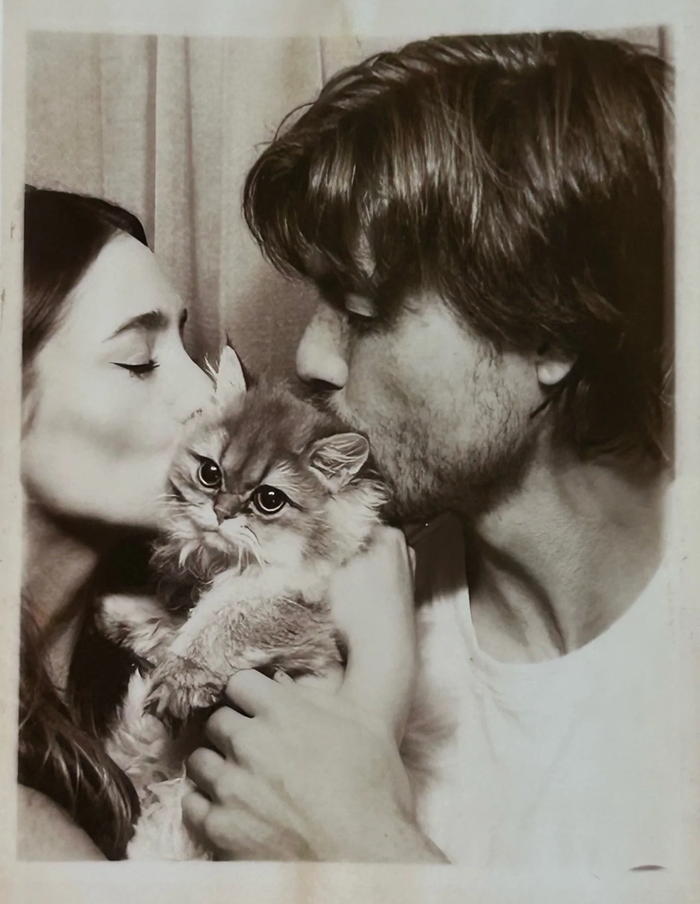 this is your sign to bring your loved ones (aka your pets!!!) to the photobooth! @charlestonantiq thanks for sharing the cutest kitty alive with us! @chlo_king 😻😻😻