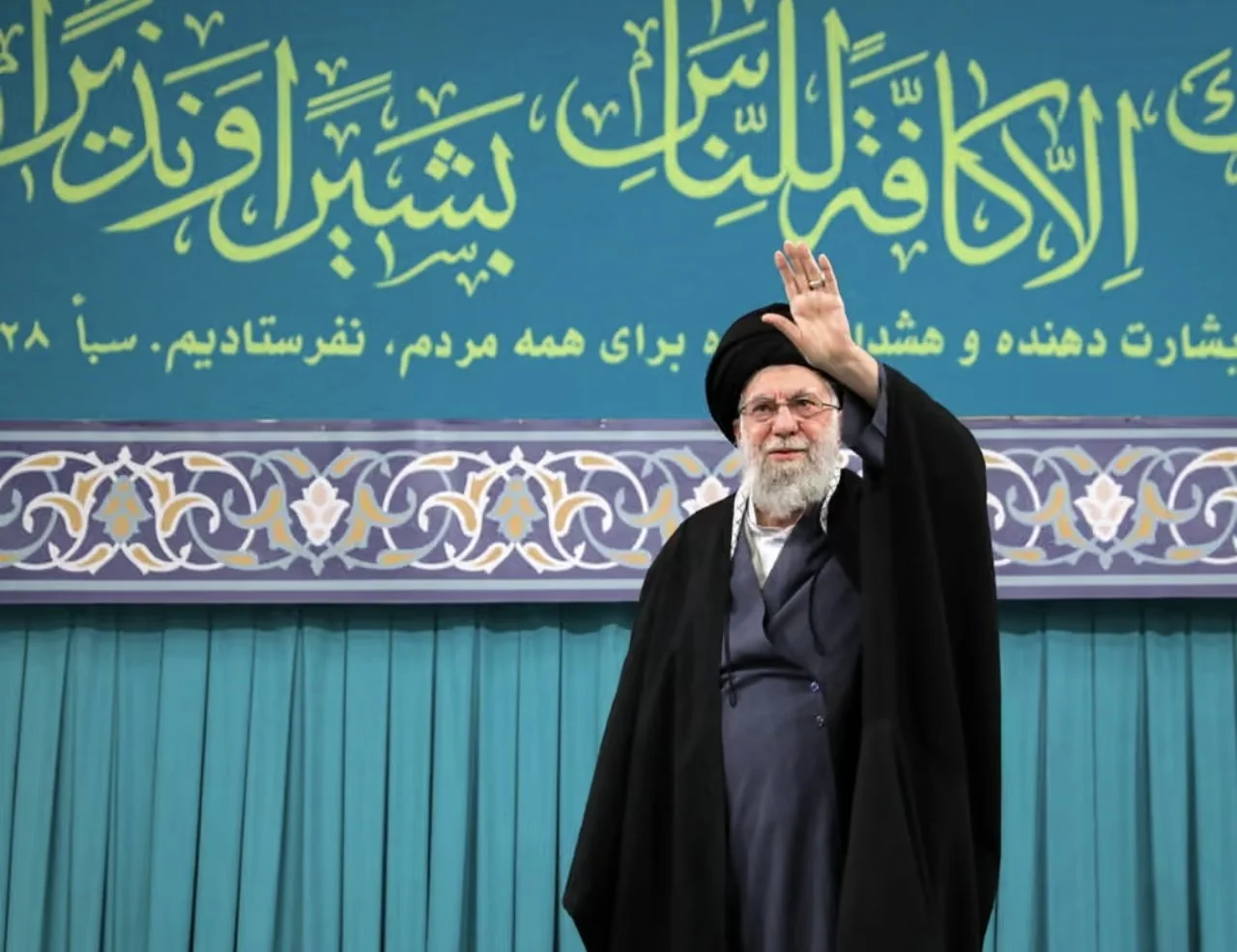 Иран предупреждава: Aтака срещу Хаменей би означавала война
