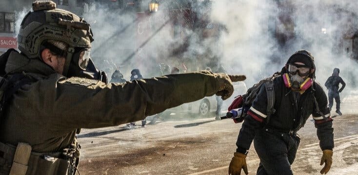 Цивилизационен разпад?
Федерални агенти застреляха мъж в Минеаполис