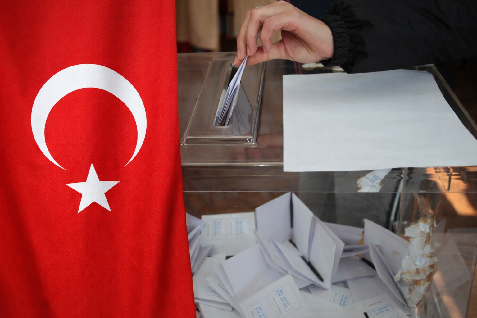 Има ли „добро“ ДПС: Правната комисия подкрепи ограничение на изборните секции в чужбина до 20