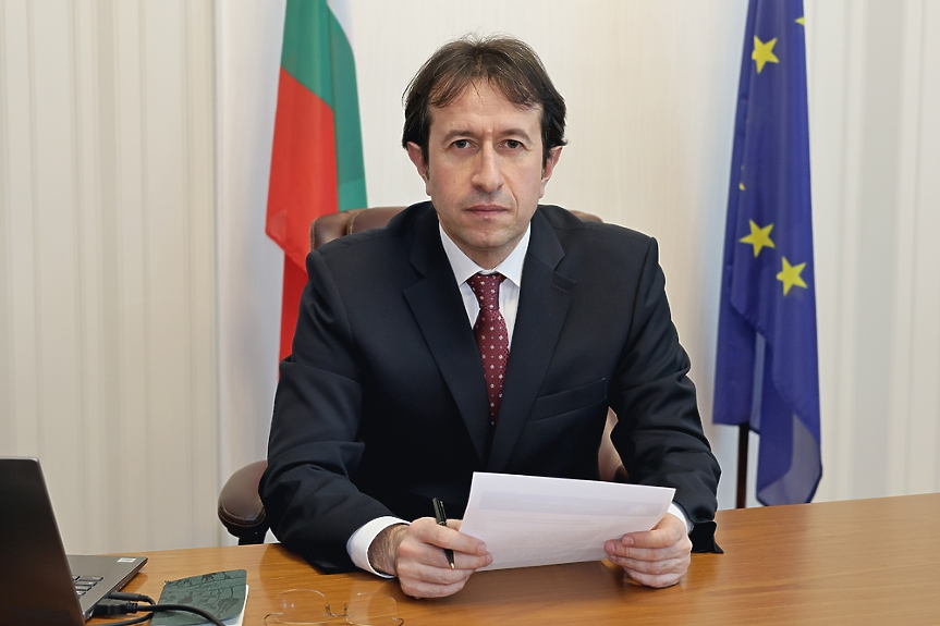 Министър Корман Исмаилов: Недопустимо е 60% от служителите на "Български пощи" да са на минимална заплата, докато директорът взема над 7600 евро

