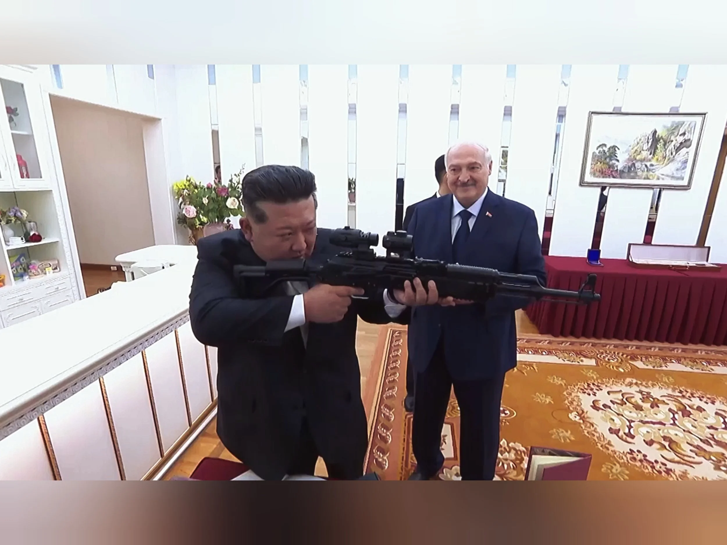 Автомат като подарък: Александър Лукашенко към Ким Чен Ун – „За всеки случай, ако се появят врагове“