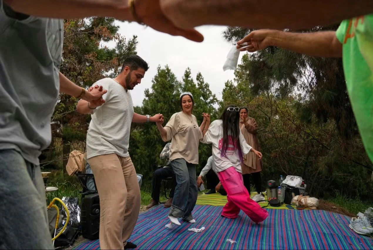 Доброто ще победи: Иранците празнуват Деня на природата напук на бомбардировките над Техеран (снимки)