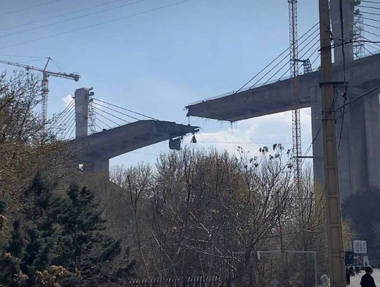 Ключов мост в Иран, смятан за най-високия в региона, е разрушен при атака