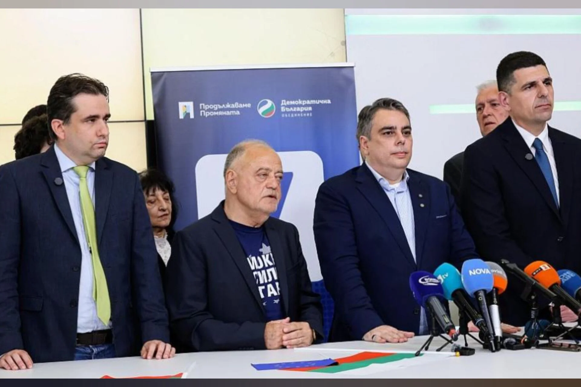 „Продължаваме промяната“ и „Демократична България“ се разделят на  две отделни парламентарни групи