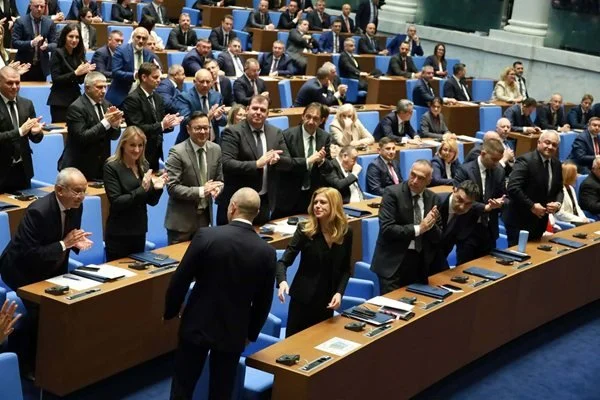 По генералски:  Румен Радев бе посрещнат на крака в парламента