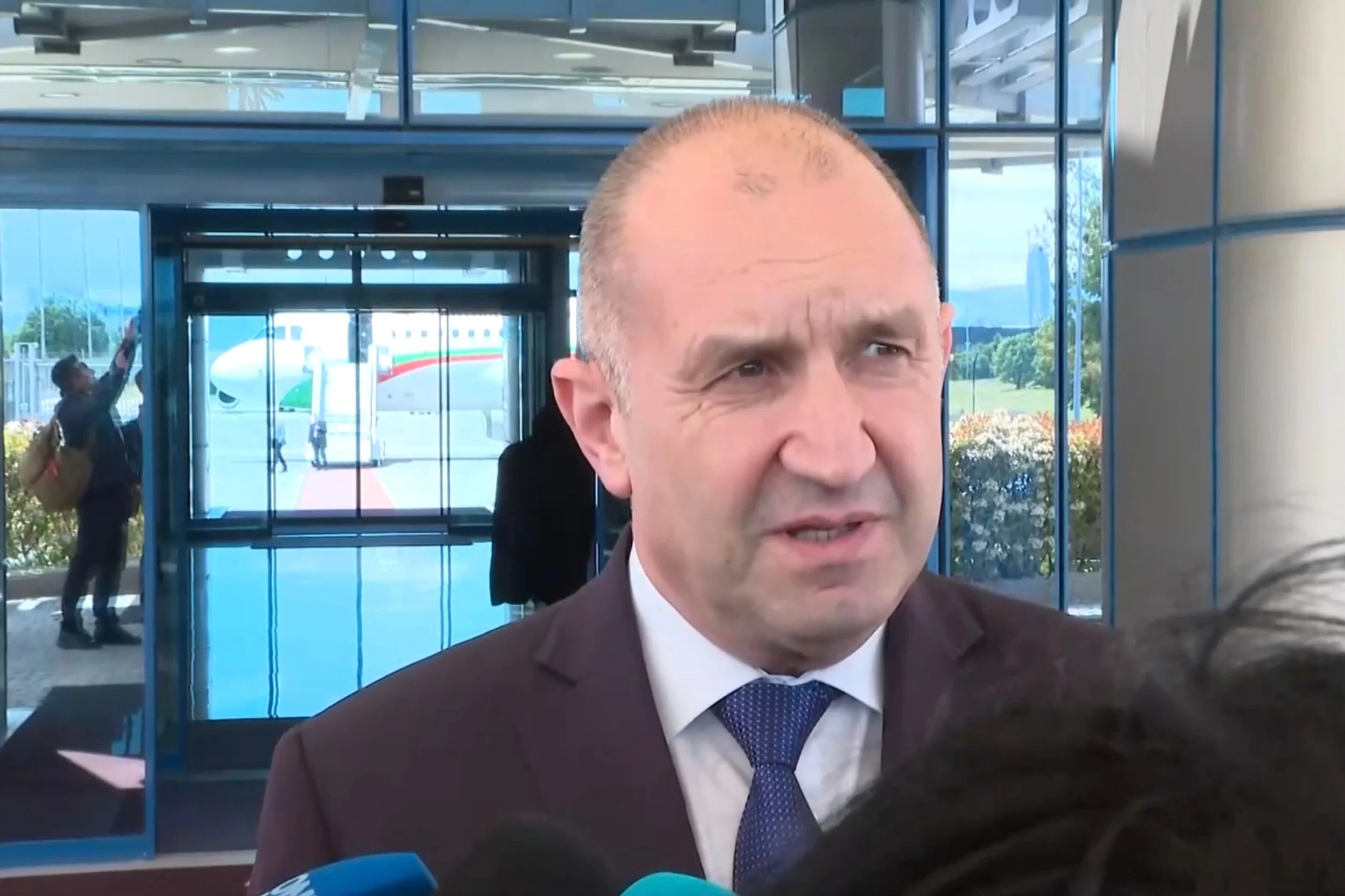 Радев: Политиците първи трябва да дадат пример, замразяваме заплатите във властта

