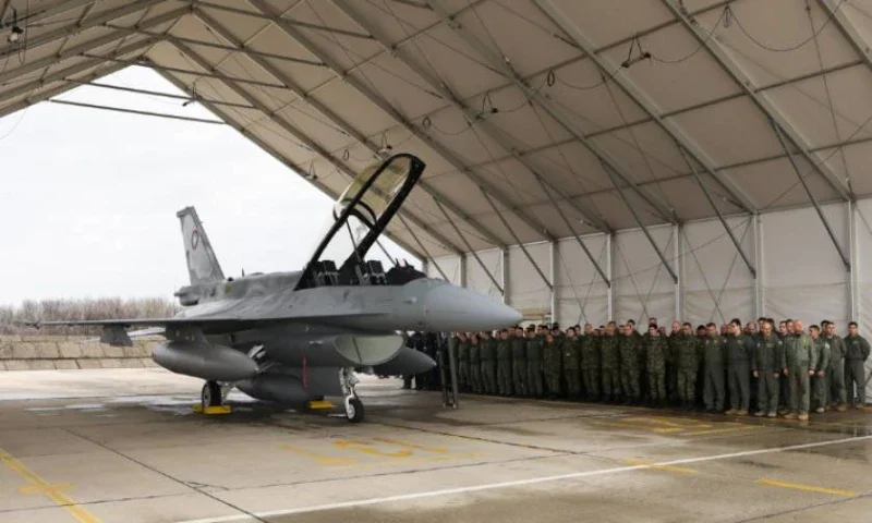 Заради забавянето на F-16: България търси изтребители втора ръка и части за МиГ-29 от чужбина


