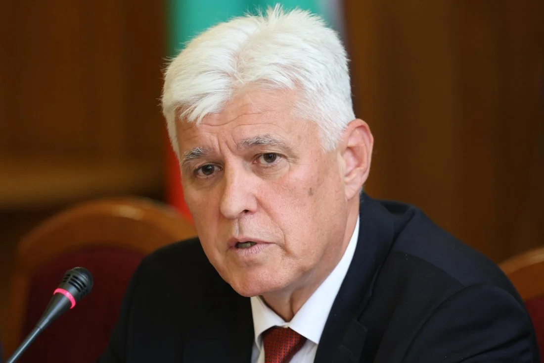 Димитър Стоянов: България търси бойни самолети на лизинг заради забавянето на новите F-16

