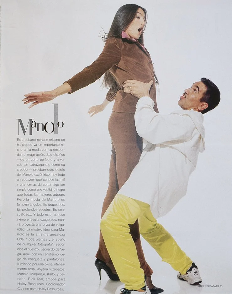 A man lifts a woman in a brown outfit with pink accents, with her mouth open and arms outstretched, against a white background with Spanish text.