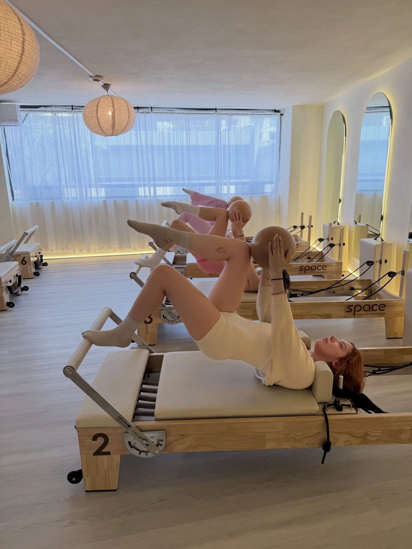 Entrenar se disfruta m&aacute;s cuando lo haces acompa&ntilde;ada 🤍✨ 

R&iacute;es, te motivas, te esfuerzas&hellip; y sin darte cuenta, te haces m&aacute;s fuerte. 

Aqu&iacute; no solo vienes a hacer ejercicio, vienes a sentirte bien contigo y a c