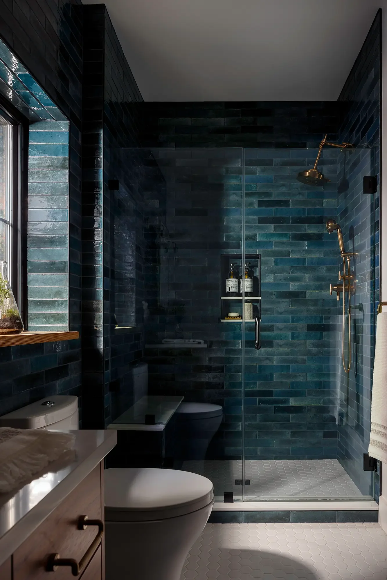 BBH_TreasurePt_Int_Blue_Bath_Shower.webp