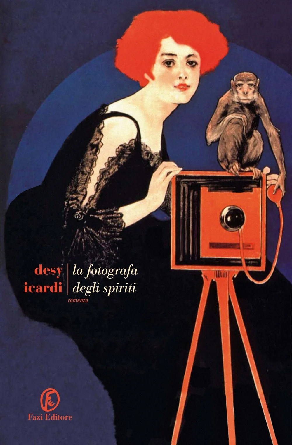 Book cover illustration featuring a woman with red hair, dressed in black lace clothing, holding an old-fashioned camera with a monkey perched on top. The background is dark blue with a purple border. The title in Italian reads 'La fotografa degli sp