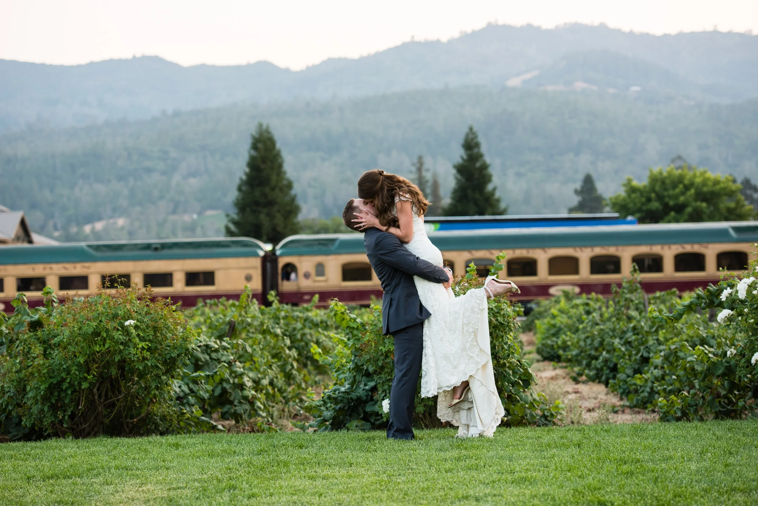 couple kissing by train