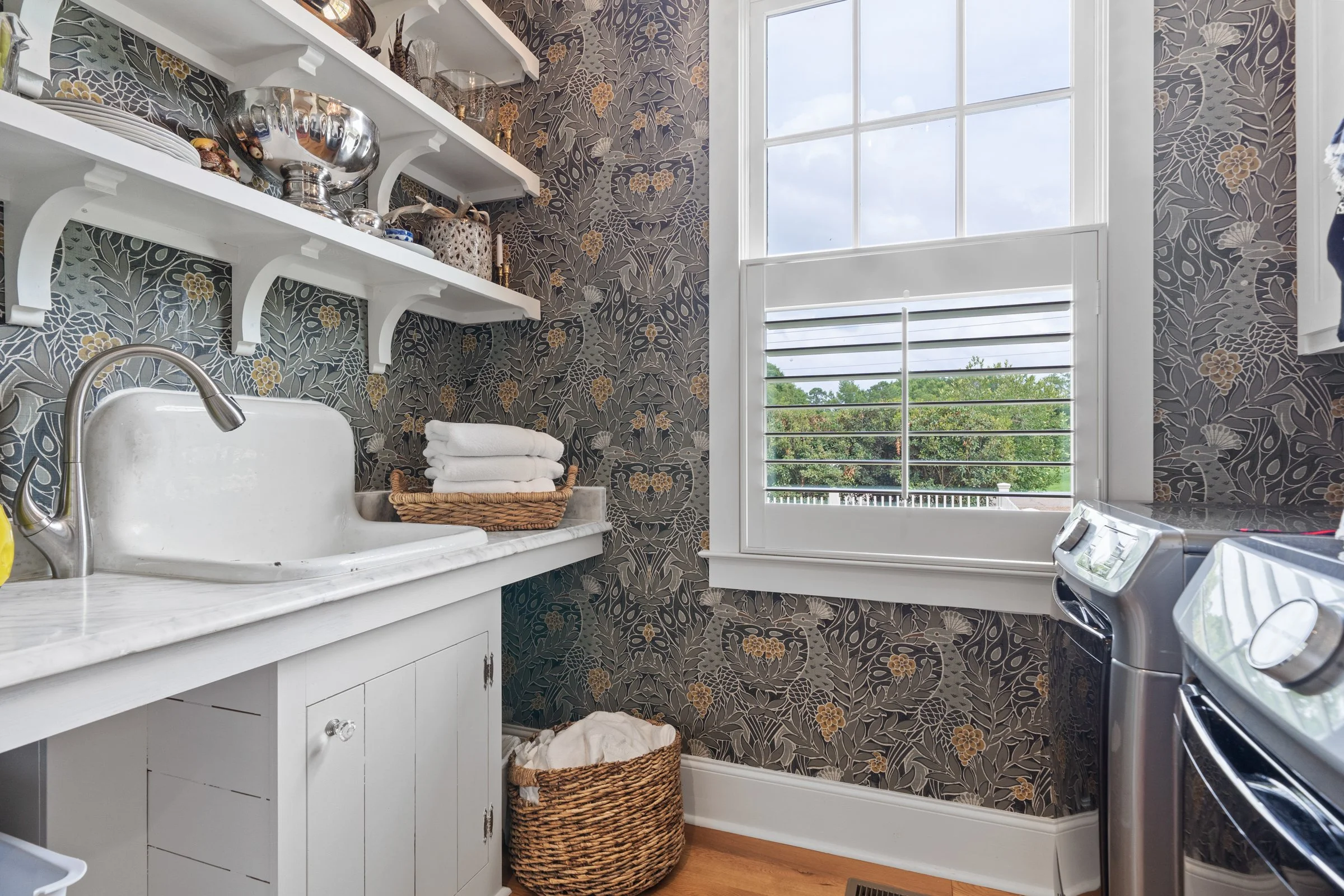 Laundry room with wallpaper