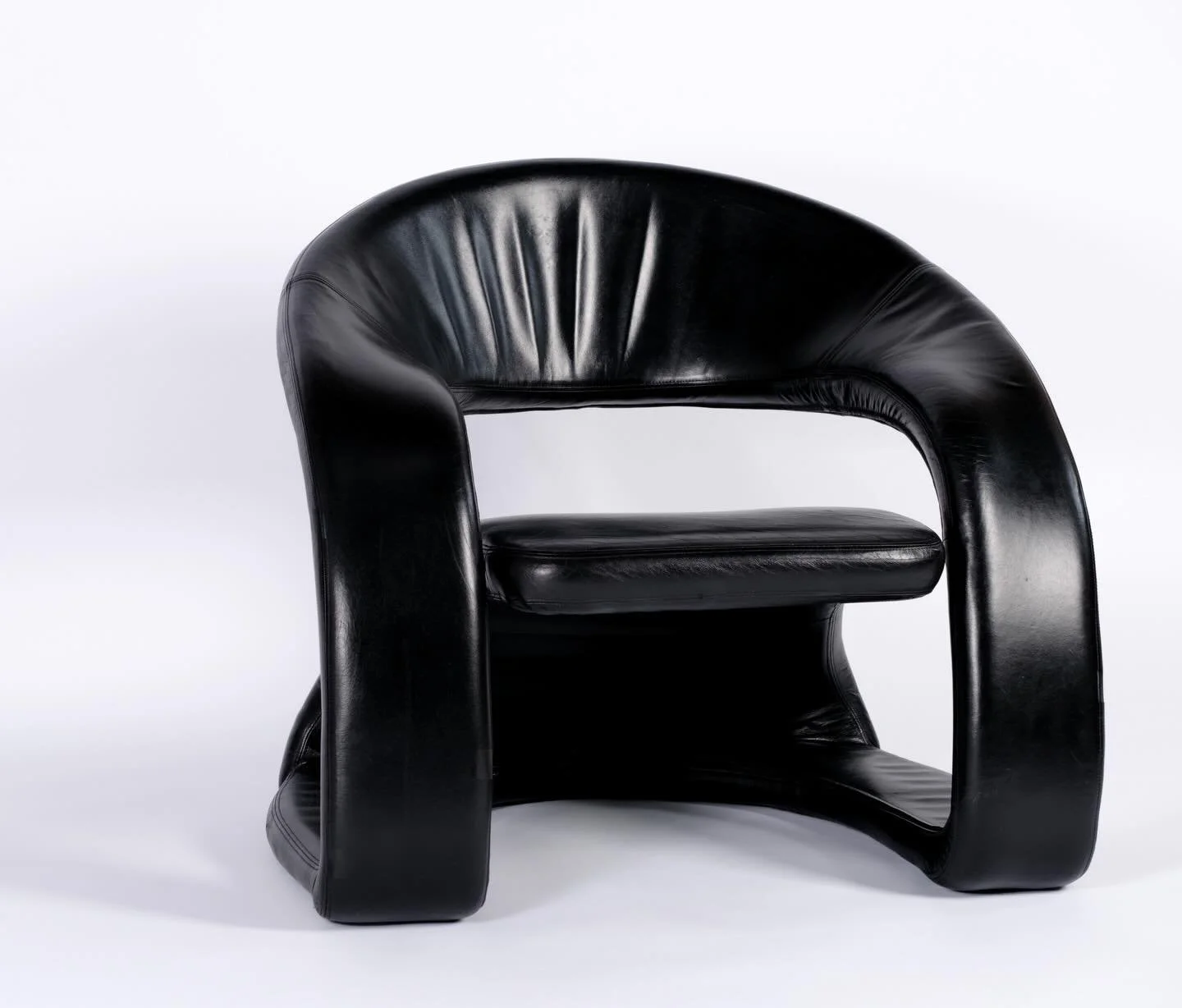 2 Jaymar sculptural lounge chairs in leather, Canada 1980s.

DM for info or check the website!