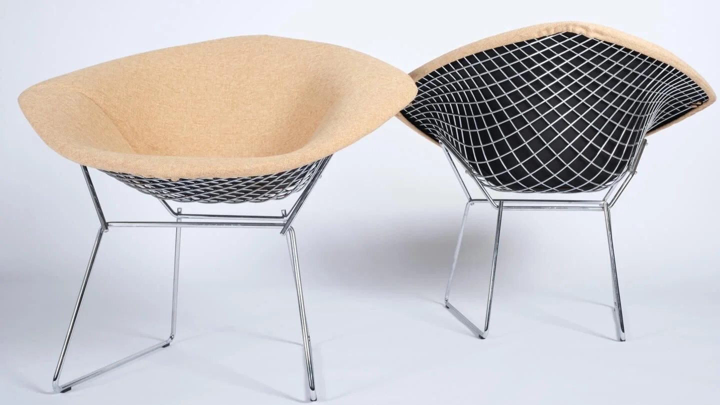 Diamonds (chairs) are a girl&rsquo;s best friend 😉 

The Harry Bertoia Diamond Chair for Knoll, a true icon of 20th century design. Bertoia abandoned the rigid wood typically used for seating and invented a grid of welded metal wires, creating somet