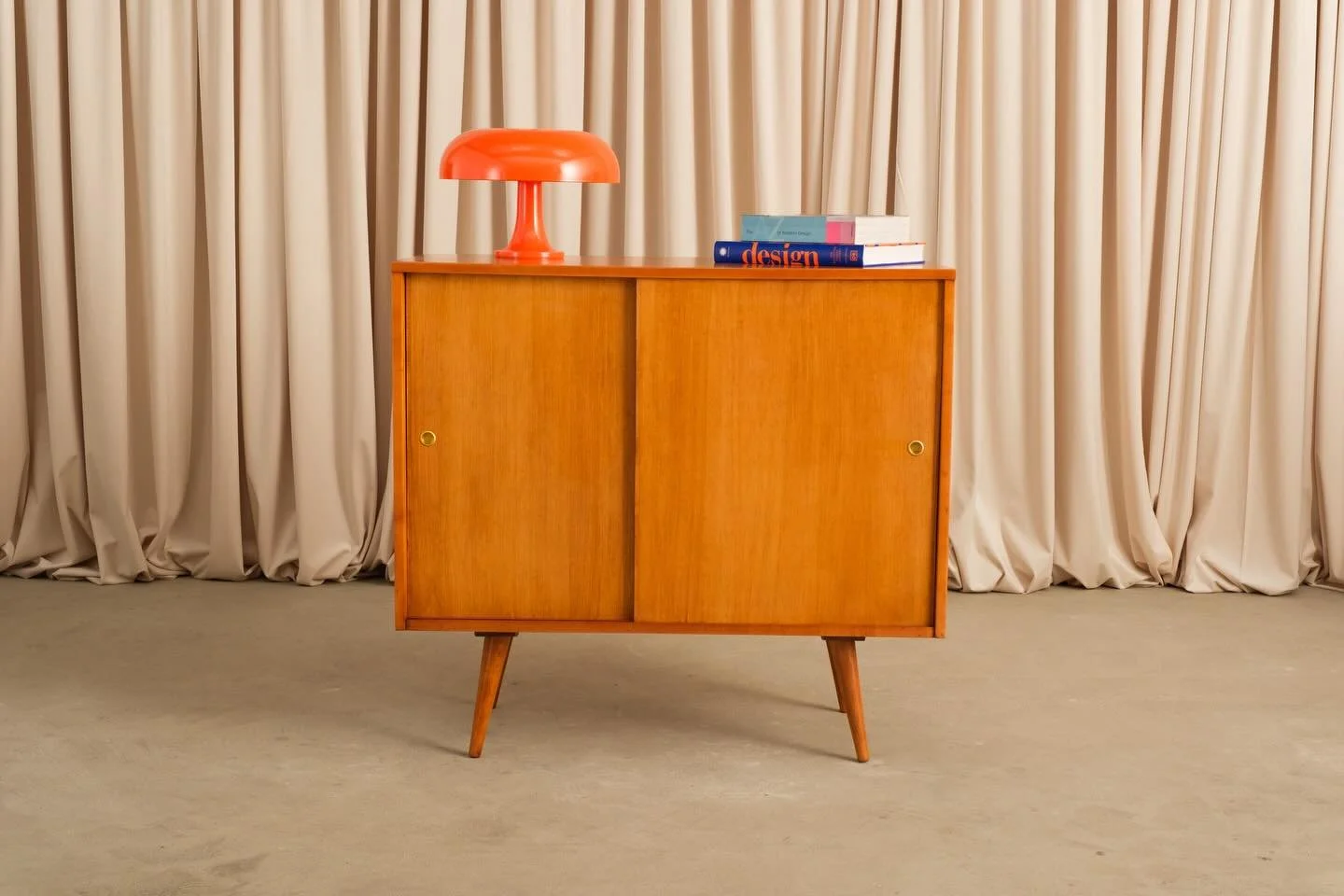 Cabinet 1515-S by Paul McCobb for Planner Group.

Paul McCobb made furniture for people who understood that restraint is its own kind of flex. The 1515-S is part of his legendary Planner Group, solid maple, clean lines, zero unnecessary drama, and a 