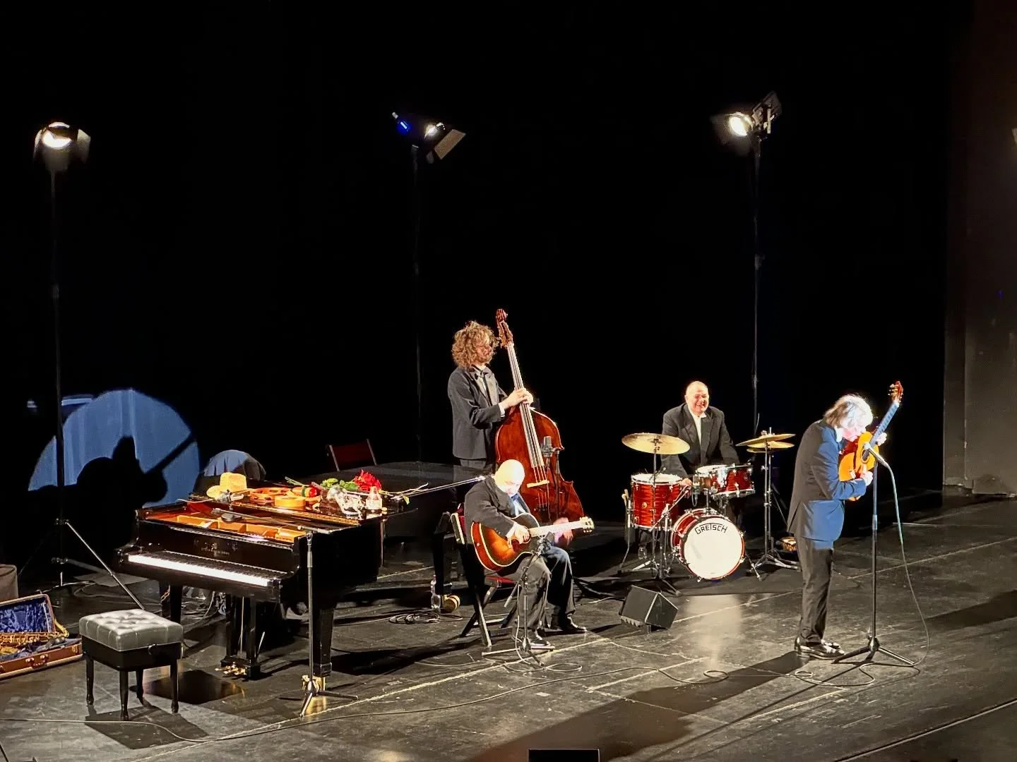 Bei Helge in M&uuml;lheim/Ruhr. Vielen Dank lieber Kollege @lr_bass (Bass bei Helge) f&uuml;r die Einladung. 🙏🏼😊🙏🏼

@helge_schneider_official