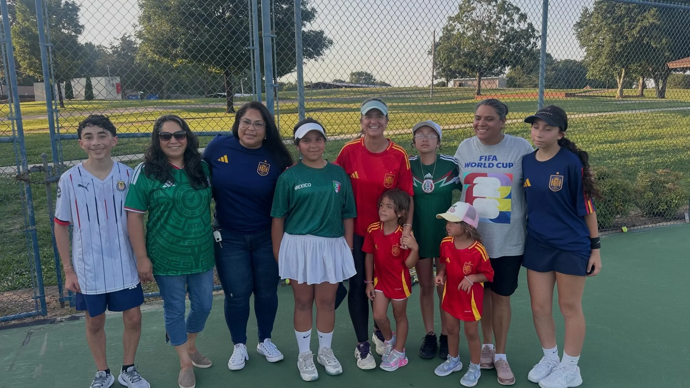 ⚽🌎 United Through Sport 🎾

At United Tennis, we&rsquo;re celebrating the World Cup spirit!
Today, some of our players arrived proudly wearing their national team jerseys, representing Mexico 🇲🇽 and Spain 🇪🇸. But our United Tennis family is also