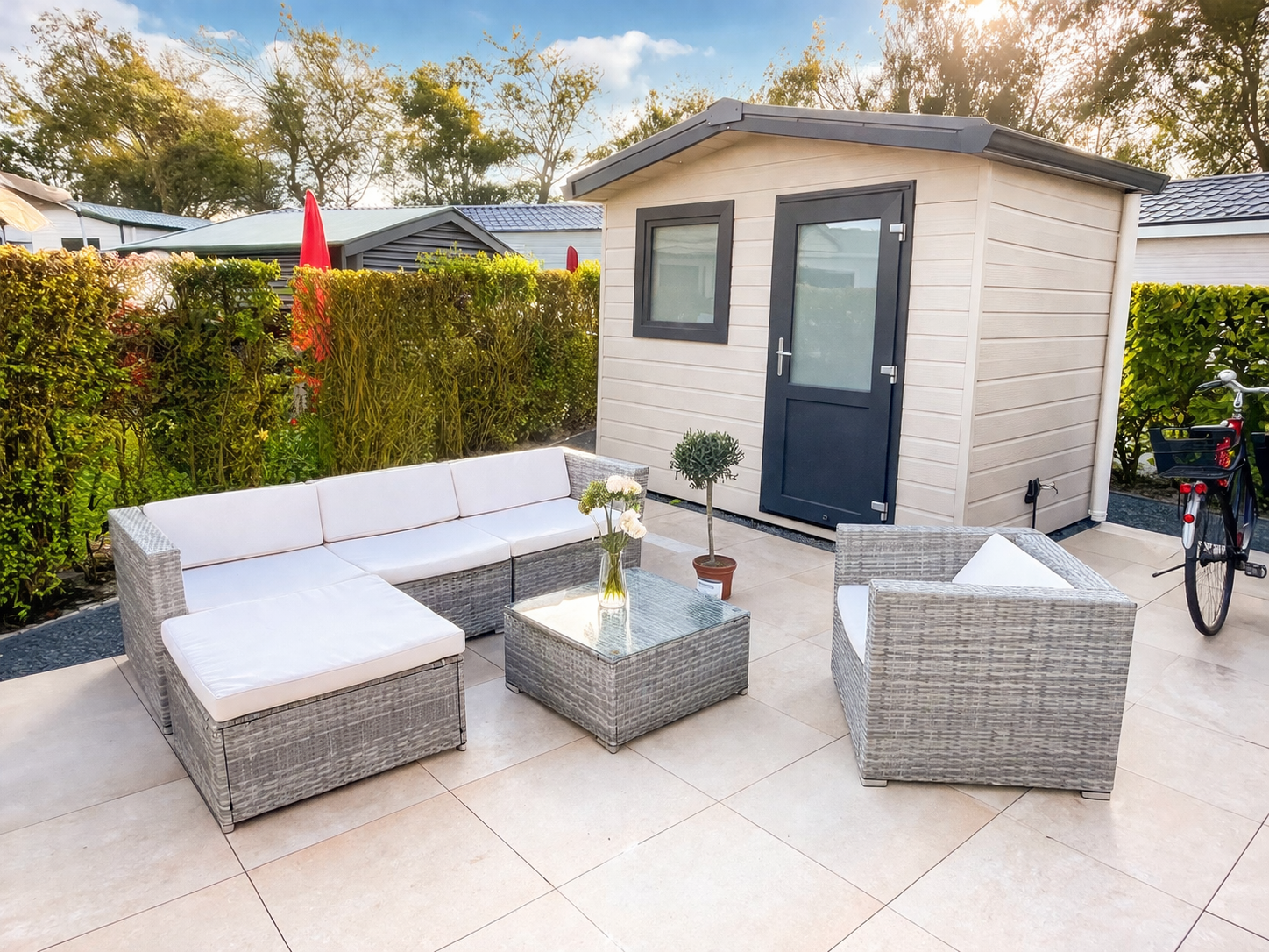 Modernes Ferienhaus in Renesse mit großzügiger Terrasse und Schuppen zur Verstauung verschiedener Utensilien